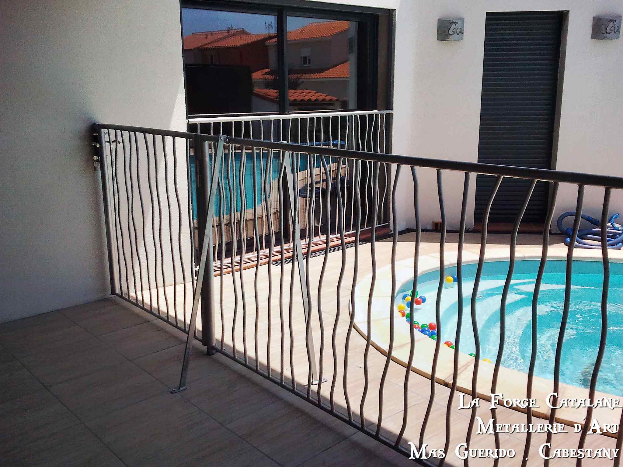 Protection piscine barreaux effets tordus forge catalane 3.jpg